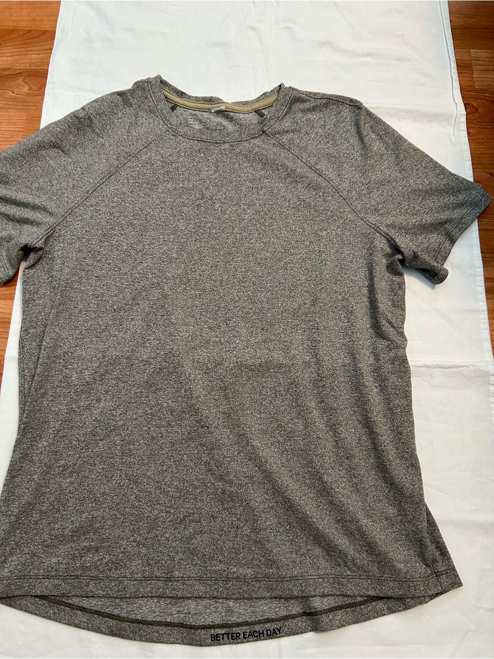 lululemon 🍋 license to train heathered army green classic fit shirt size 6 - Picture 5 of 11